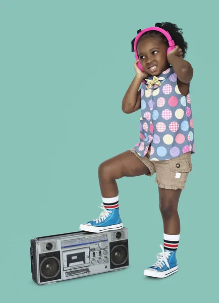 Menina ouvir música em fones de ouvido — Fotografia de Stock