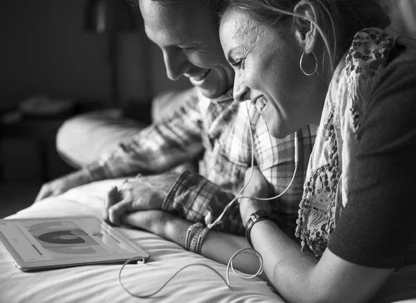 Paar rusten en het gebruik van Tablet PC — Stockfoto