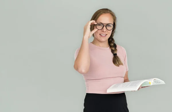 Mulher segurando Livro — Fotografia de Stock