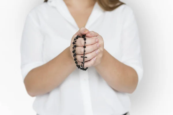 Mujer con cruz religiosa — Foto de Stock