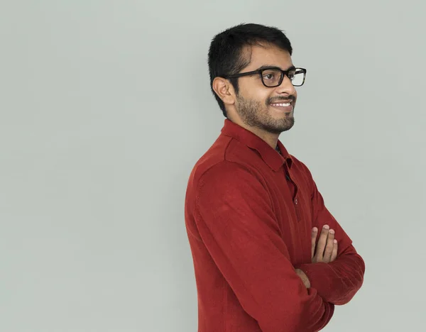 Sorridente índio homem no estúdio — Fotografia de Stock