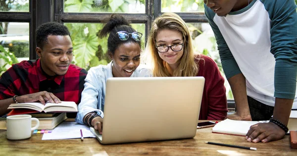 Remue-méninges pour étudiants multiethniques — Photo