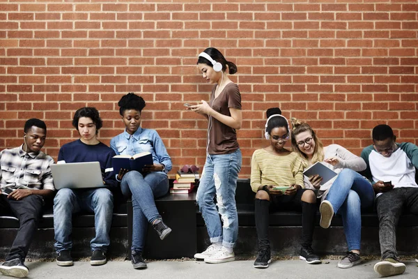 Étudiants universitaires remue-méninges — Photo