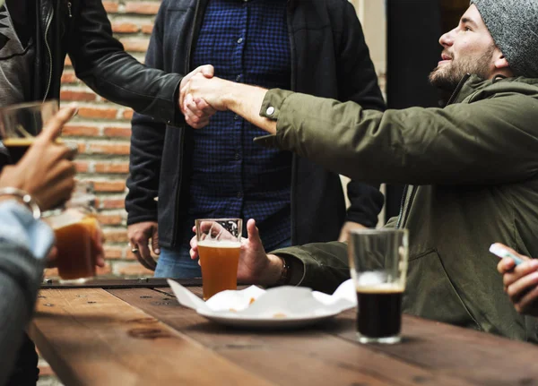 Les gens traînent dans un pub — Photo