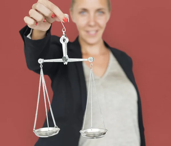 Jeune femme d'affaires avec Balance Scale — Photo