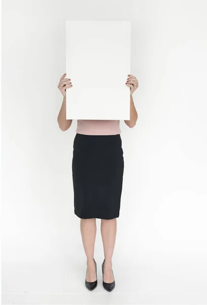 Vrouw bedrijf blanco papier — Stockfoto