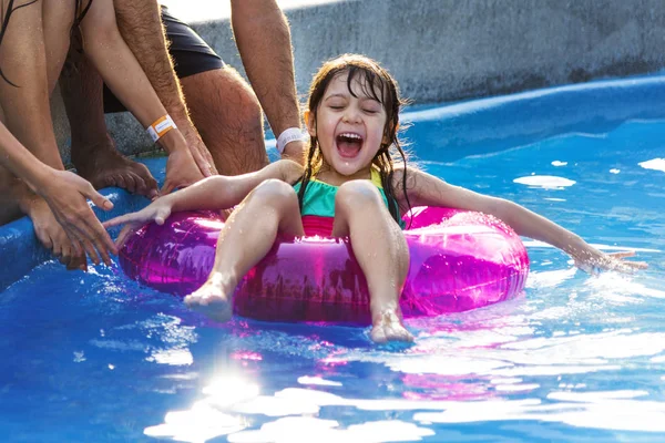 Fille s'amuser dans la piscine — Photo