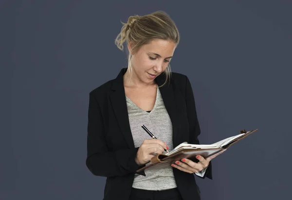 Joven empresaria escribiendo en Documento — Foto de Stock