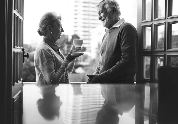 Casal bebendo chá e rindo — Fotografia de Stock