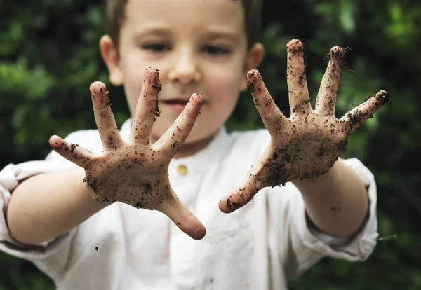 Pequeño niño mostrando manos sucias —  Fotos de Stock