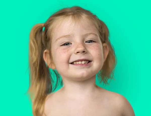 Невеликий посміхається дівчина — стокове фото