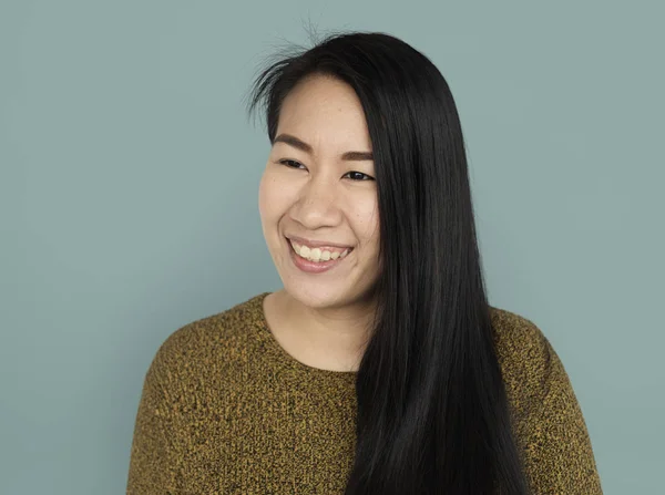 Ung leende asiatisk kvinna — Stockfoto