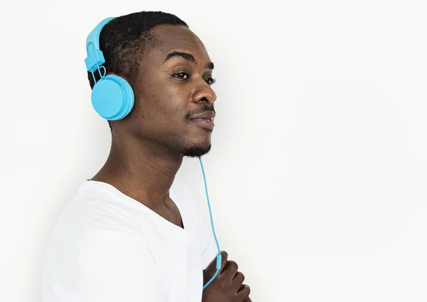Αφρικανική αμερικανική άνθρωπος στα ακουστικά — Φωτογραφία Αρχείου