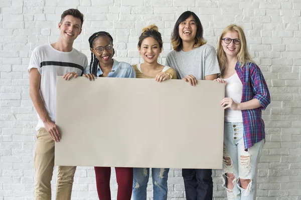 Amigos sosteniendo la pancarta juntos — Foto de Stock