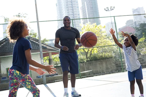 Otce a dcery, hrát basketbal — Stock fotografie