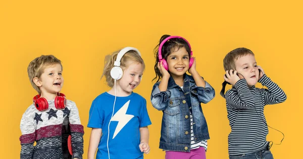 Niños con auriculares —  Fotos de Stock