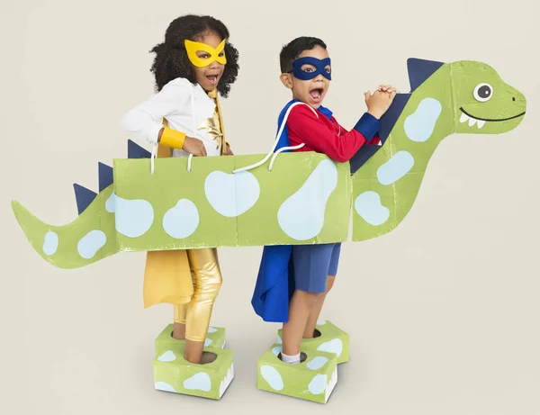 Маленькие дети в костюмах супергероев — стоковое фото