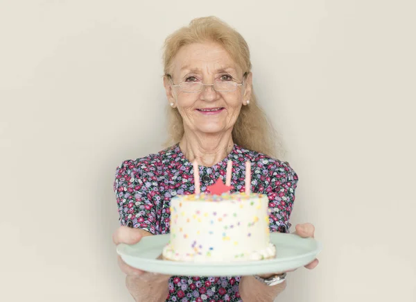 Mulher segurando bolo de aniversário — Fotografia de Stock