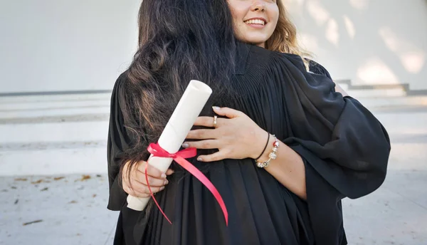 Lulus Perguruan tinggi Pelajar memeluk — Stok Foto