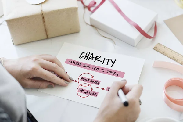 Mujer escribiendo en papel —  Fotos de Stock