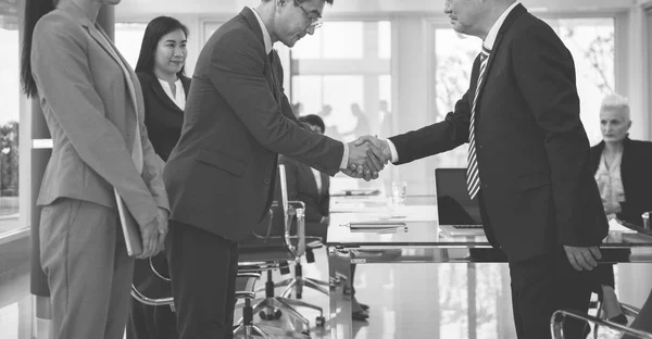 Üzleti partnerek kézfogás kezek — Stock Fotó