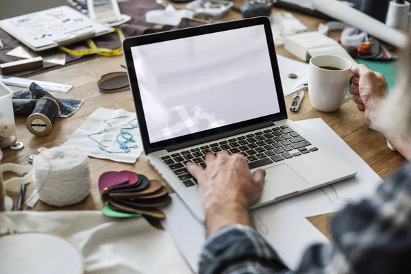 Uomo digitando sul computer portatile — Foto Stock