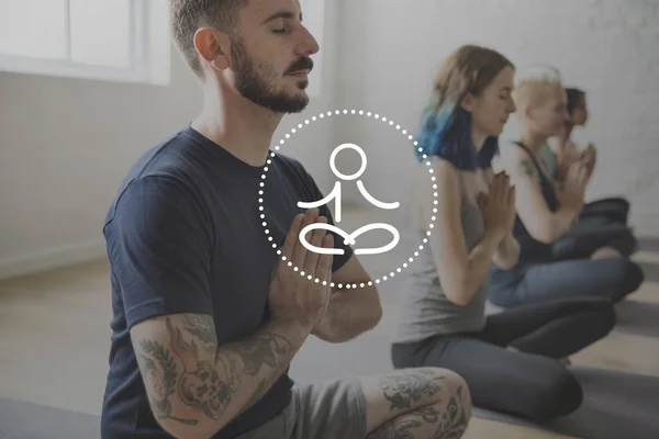 Ludzi robi joga ćwiczenia elastyczności — Zdjęcie stockowe
