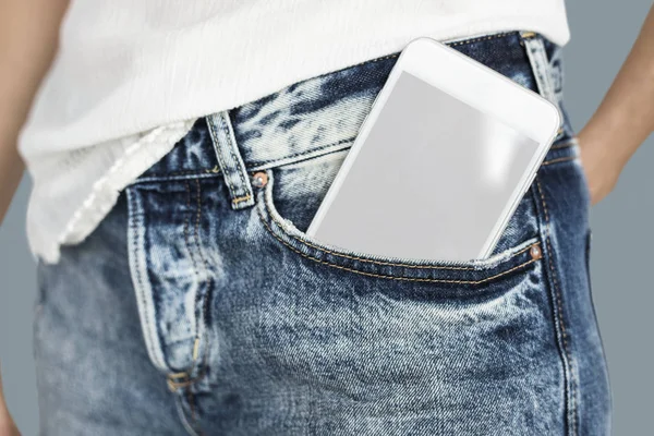 Telefone celular em humanos calças bolso — Fotografia de Stock