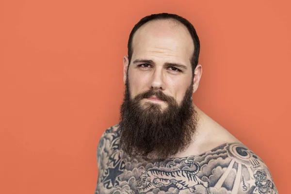 Uomo con barba e tatuaggio — Foto Stock