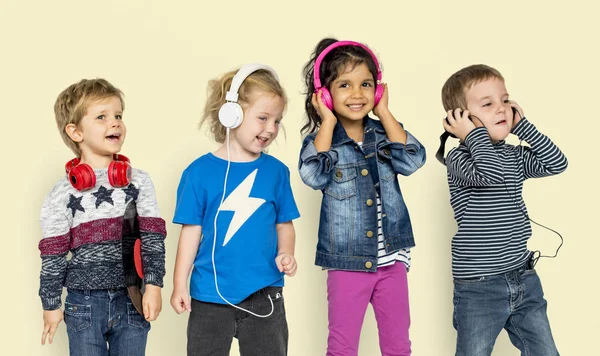 Kinder tragen Kopfhörer — Stockfoto