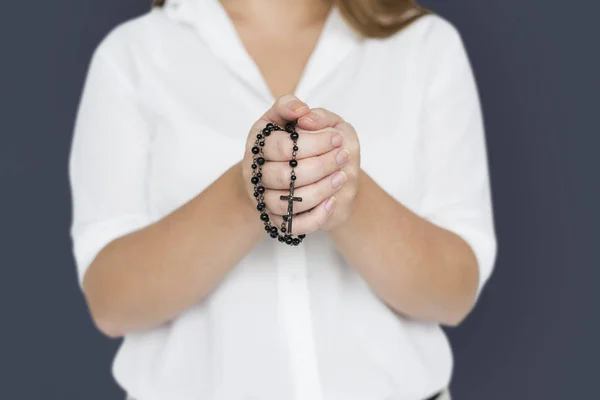 Vrouw met religieuze kruis — Stockfoto