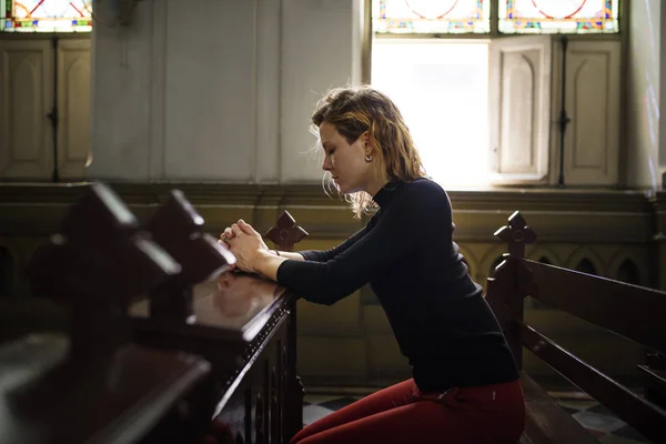 Jovem mulher na igreja — Fotografia de Stock