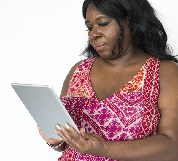 African woman using tablet — Stock Photo, Image