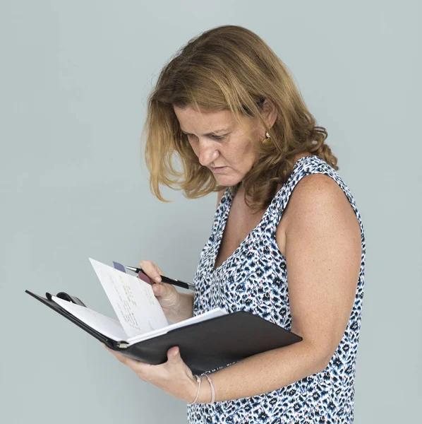 Volwassen vrouw schrijven nota's in dagboek — Stockfoto
