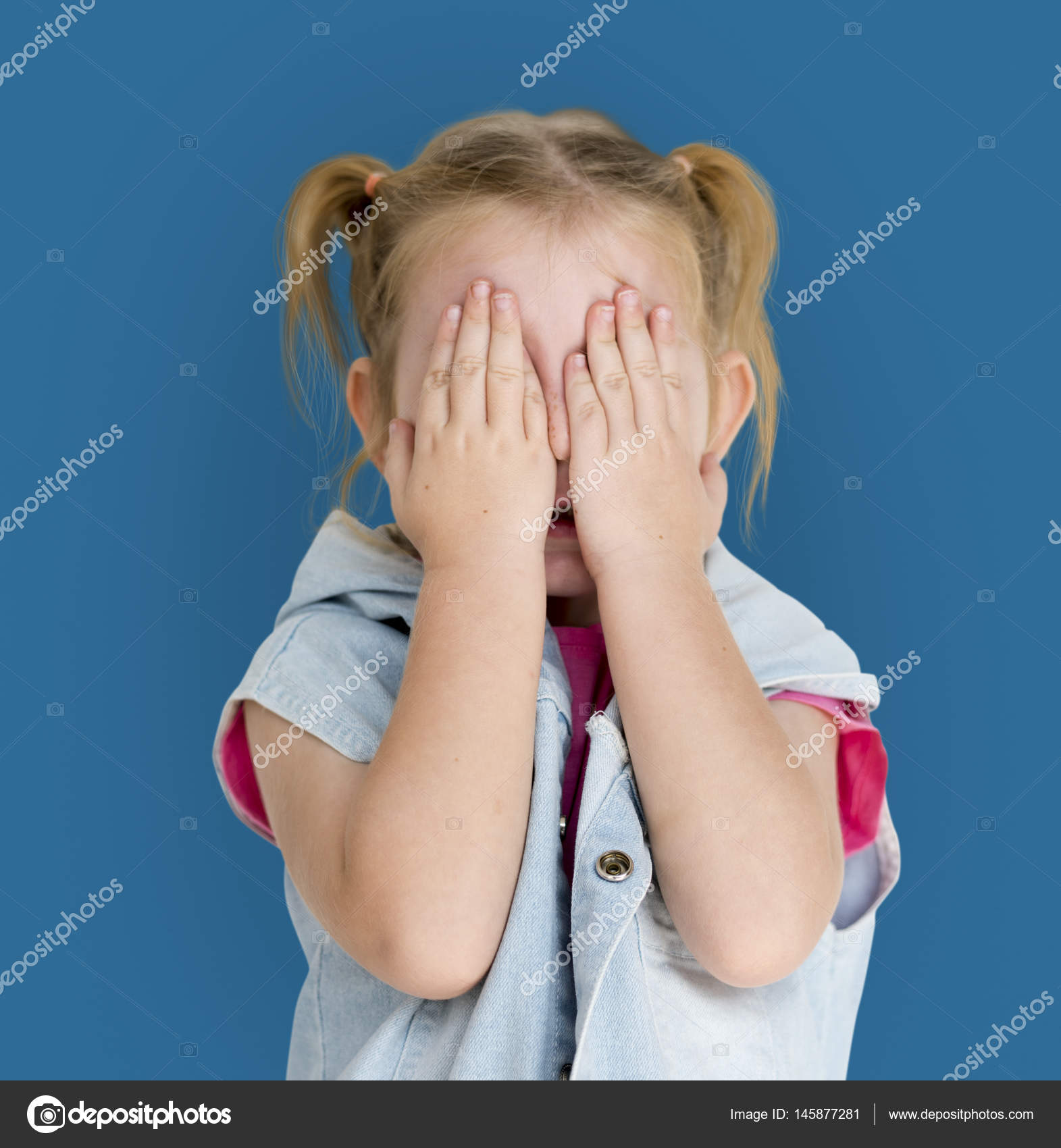 Закрыть глаза ладошками. Закрыть глаза ладошками. Закрытые глаза руками. Закрыть глаза руками. Девушка закрывает глаза руками.
