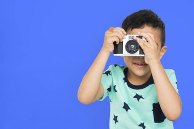  Kağıt kamera tutan çocuk