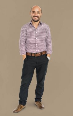 Stüdyoda poz veren adam