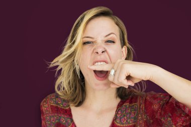 Palyaçoluk yapıyor kadın