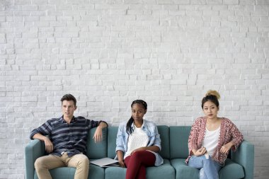 Koltukta oturan arkadaşlar