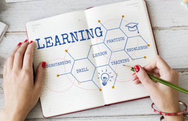 Günlüğe yazan kadın. 