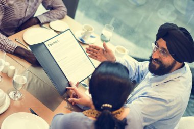 Sözleşme belge üzerinde çalışmayı iş adamları