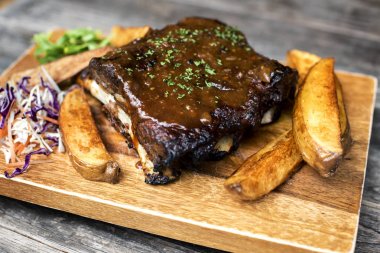 kaburga ve patates kızartması