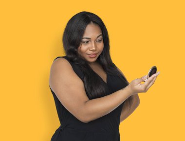 Afrikalı-Amerikalı kadın Smartphone kullanarak