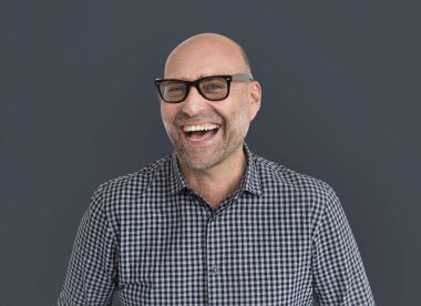 gülümseyen yakışıklı adam