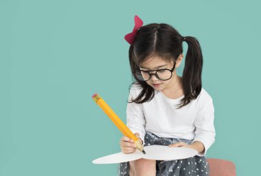 Kız büyük kalemle yazma