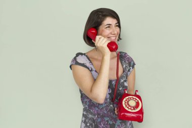 Telefonda konuşan kadın.