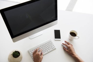 Masaüstü bilgisayar ile çalışan kişi 