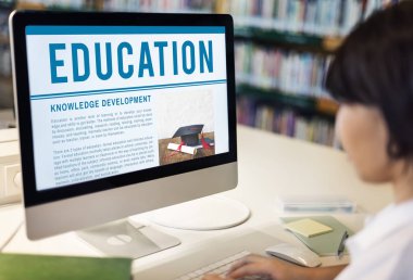 Bilgisayar Kullanan Kadın