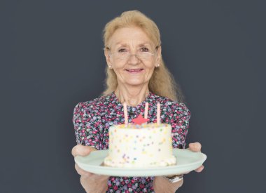  Doğum günü pastası tutan kadın