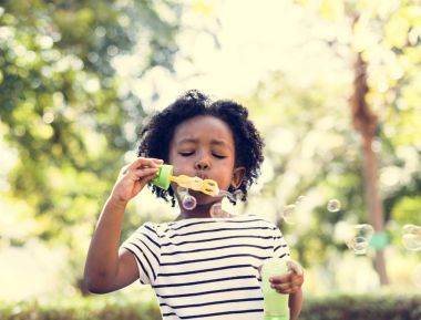 küçük kız balonu üfleme